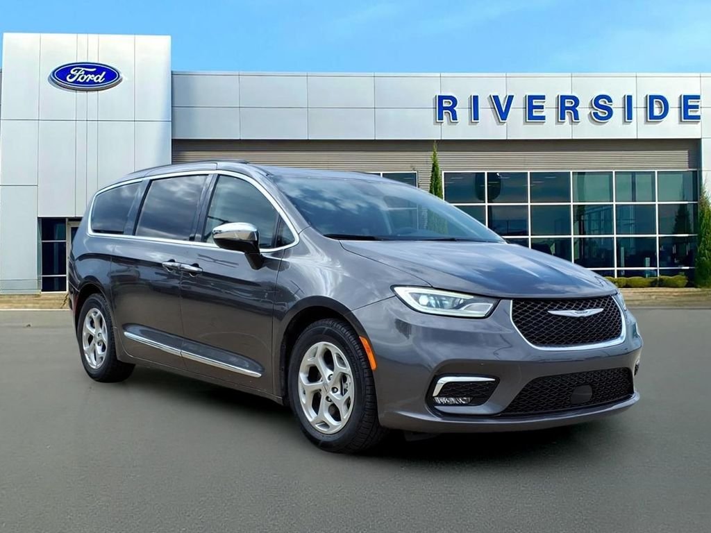 2023 Chrysler Pacifica Limited's photo