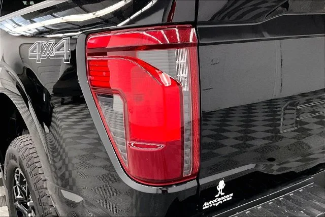 Used 2025 Agate Black Metallic Ford XLT image 33