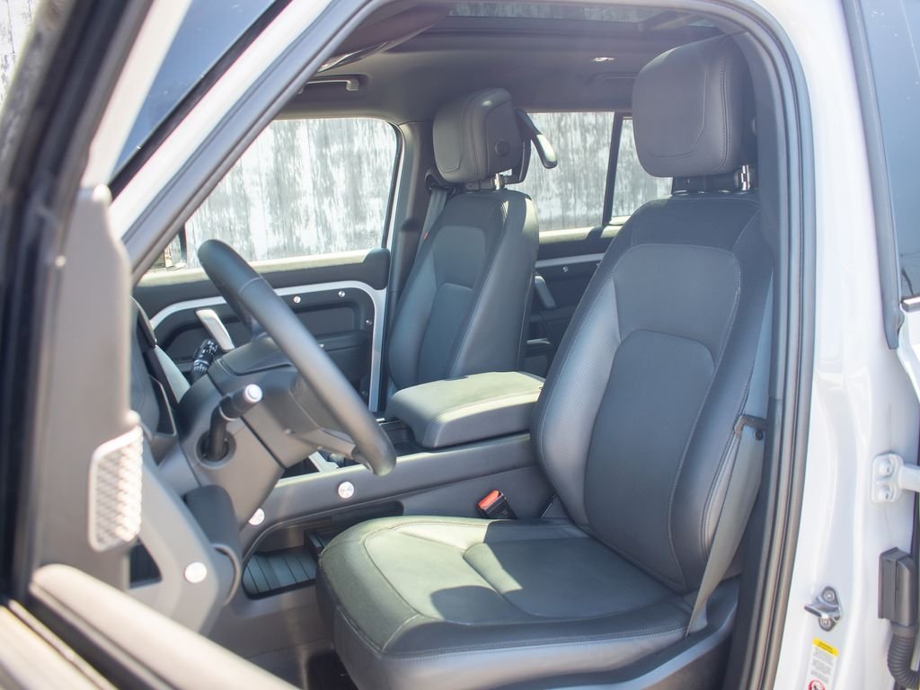 Used 2023 White Land Rover X-Dynamic SE image 20