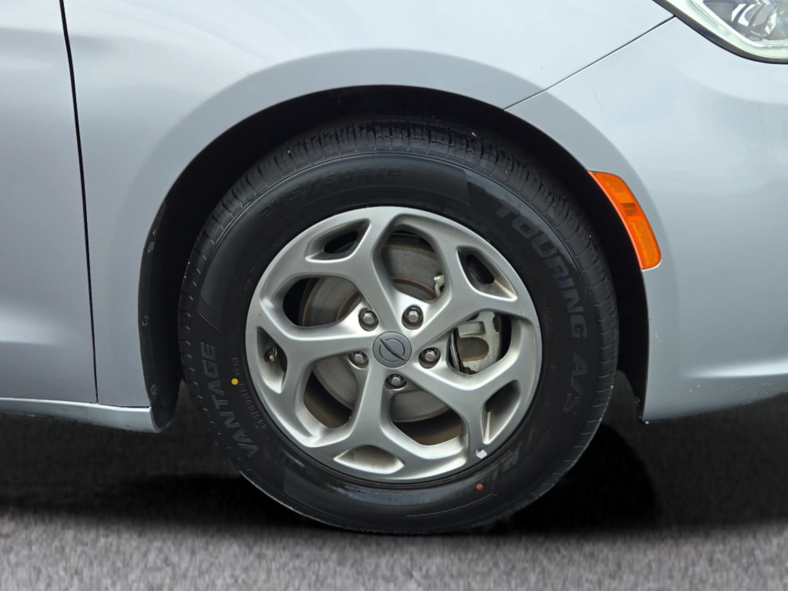 Used 2024 Silver Mist Clearcoat Chrysler Limited image 5