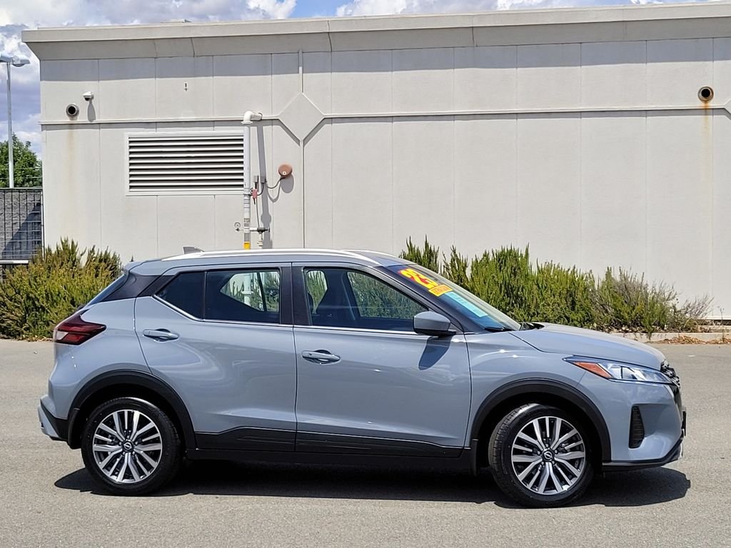Used 2023 Gray Nissan SV image 3
