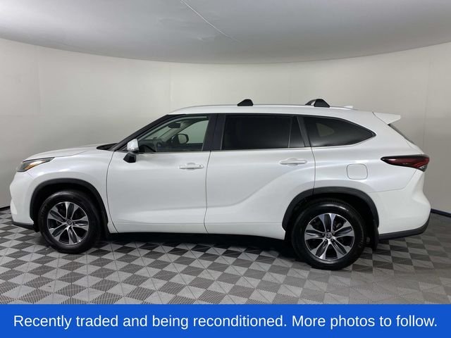 Used 2025 Beige Toyota XLE image 6