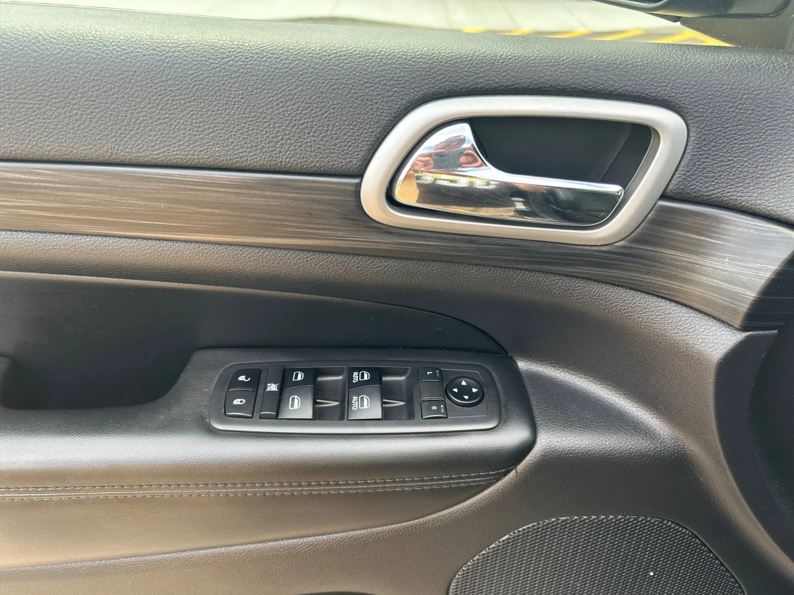 Used 2019 Diamond Black Crystal Pearl Jeep ALTITUDE image 16