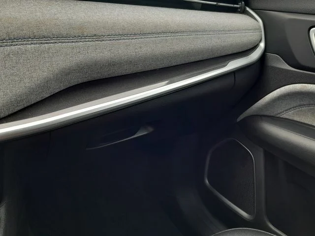 Used 2024 White Jeep Latitude image 28