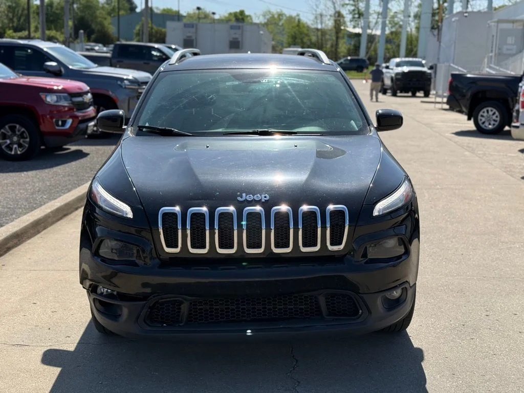 Used 2018 Black Jeep Latitude Plus image 3