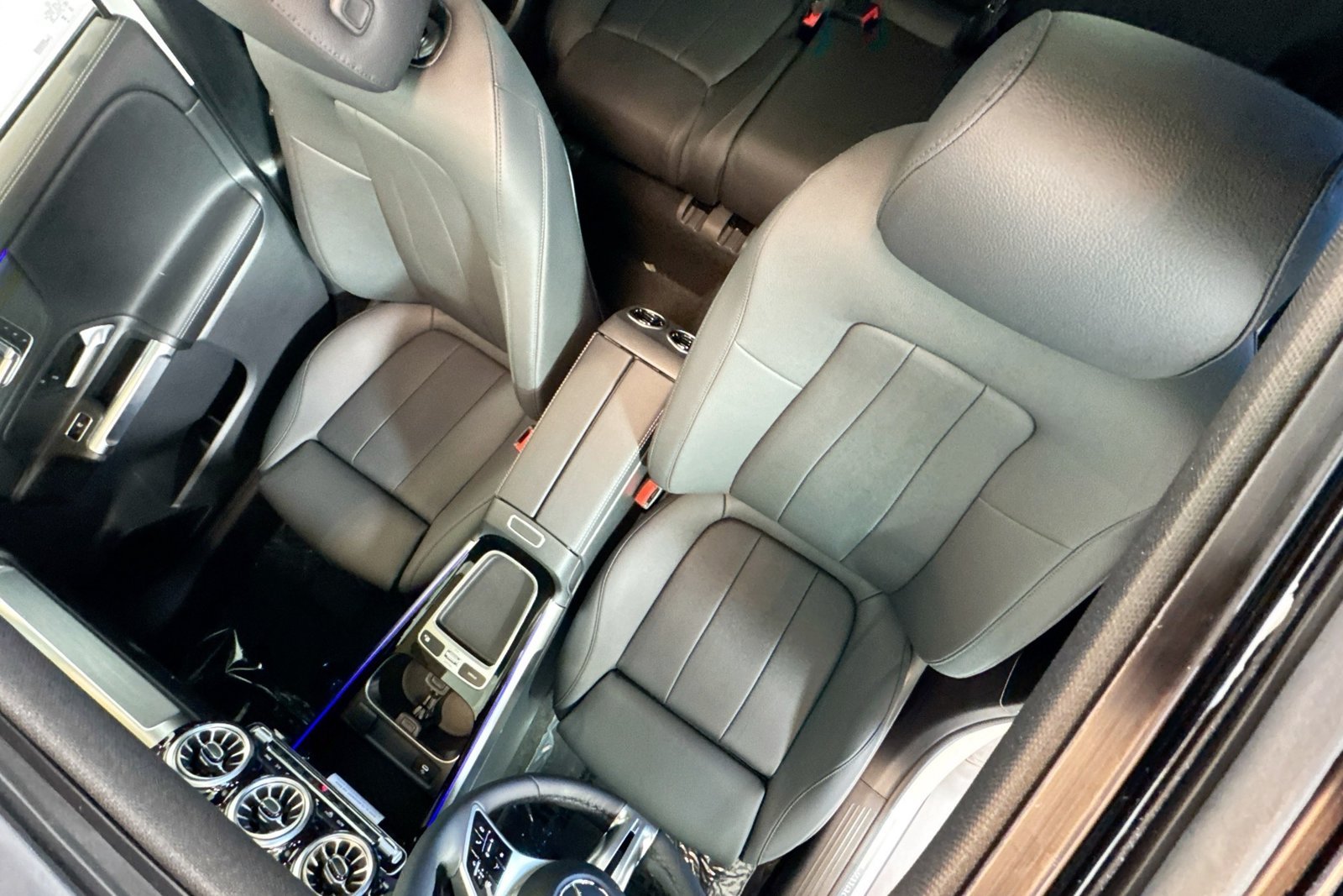 New 2026 Polar White Mercedes-Benz GLB 250 image 19
