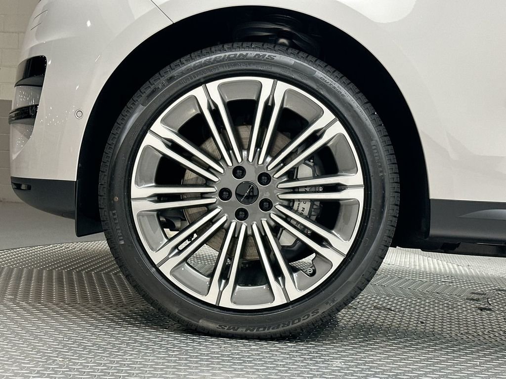 New 2026 Borasco Grey Metallic Land Rover SE image 5