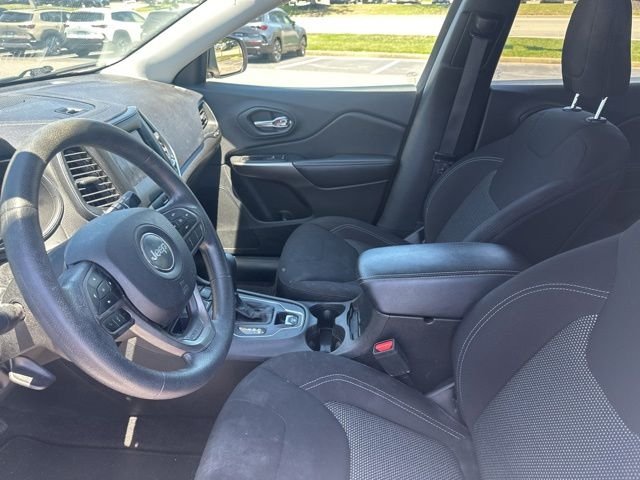 Used 2019 White Jeep Latitude image 2