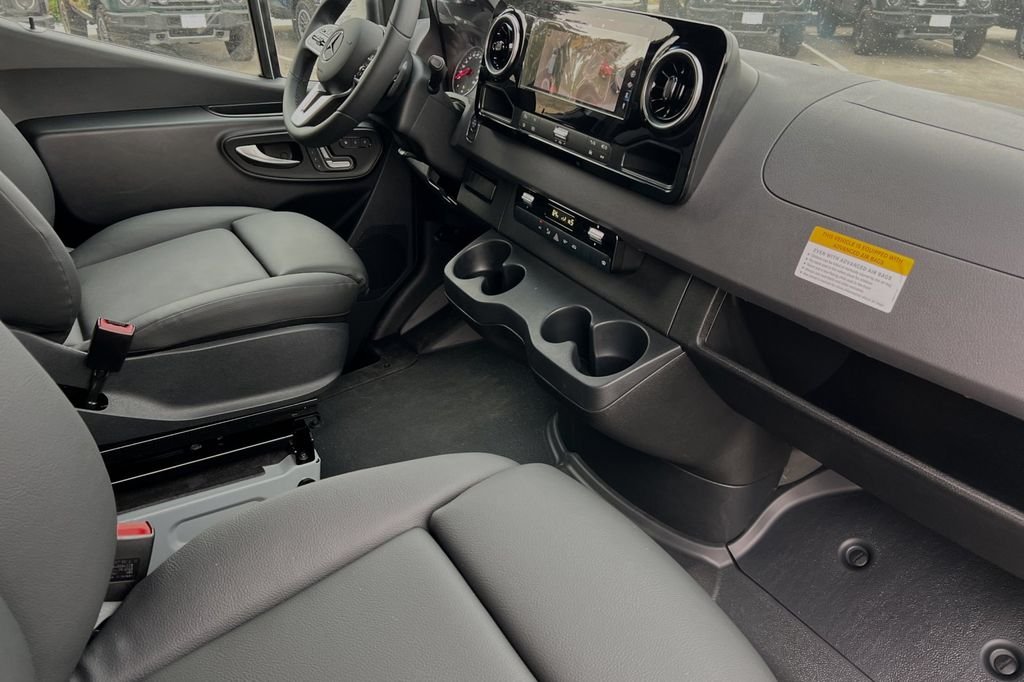 Used 2024  Mercedes-Benz Cargo 170 WB image 15