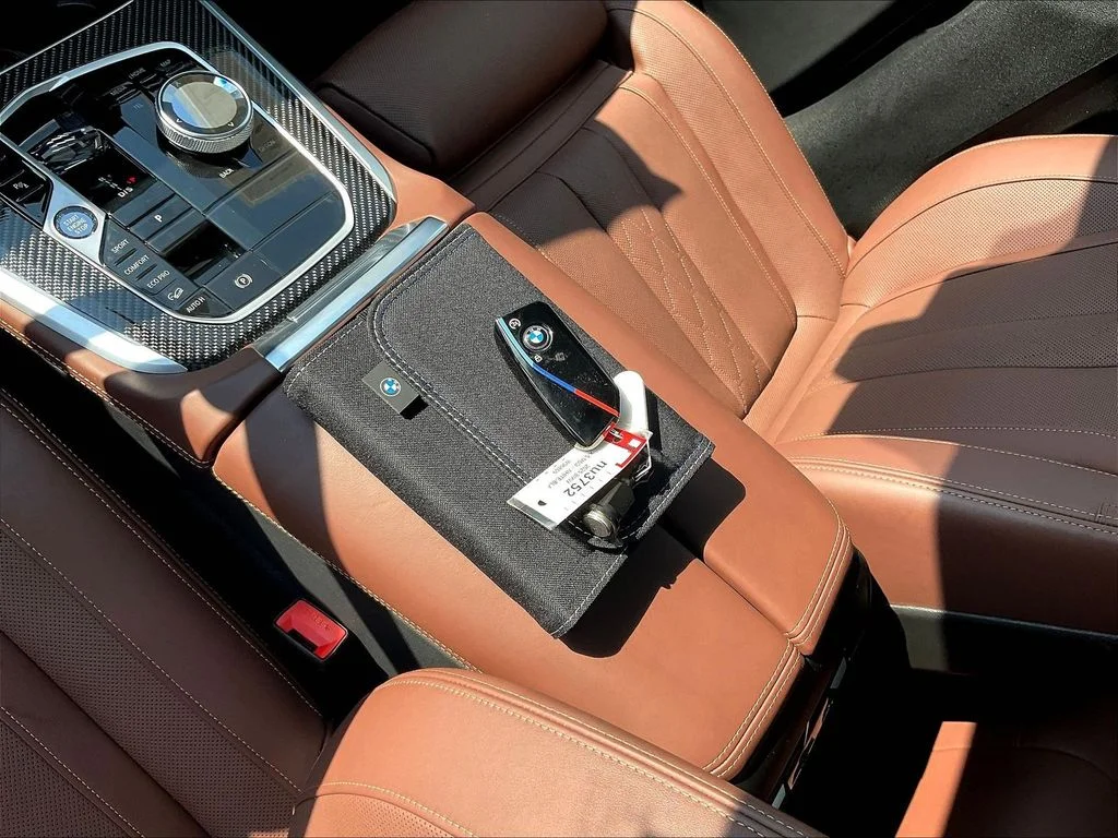 Used 2025 Alpine White BMW M60i image 32