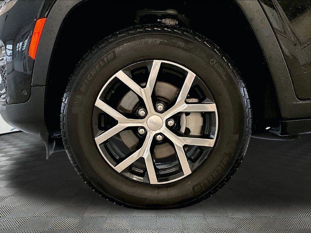 Used 2025 Diamond Black Crystal Pearlcoat Jeep Limited image 7