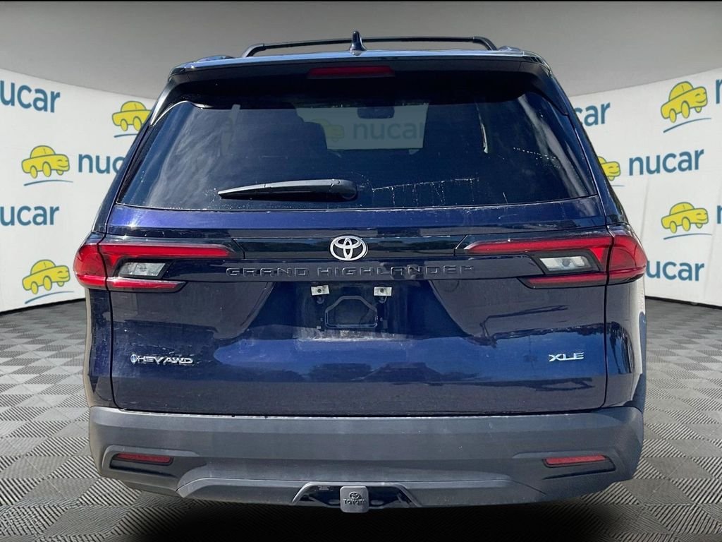 Used 2025  Toyota XLE image 3