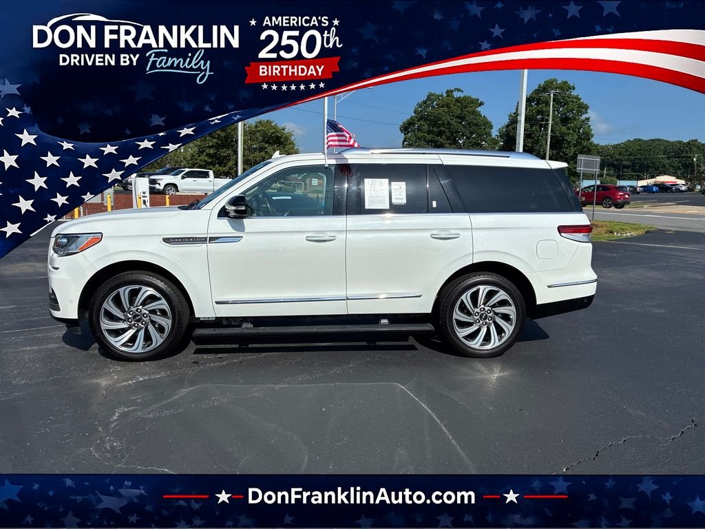 Used 2023 White Lincoln Standard image 1