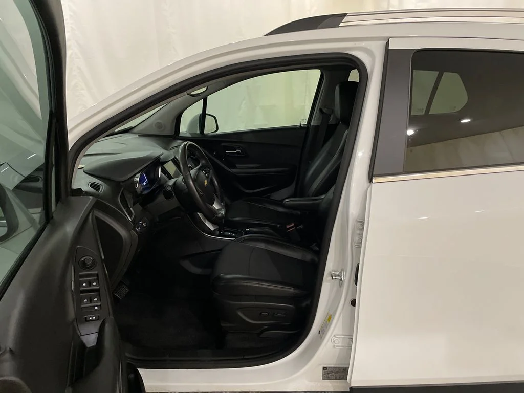 Used 2019 Summit White Chevrolet LT image 11