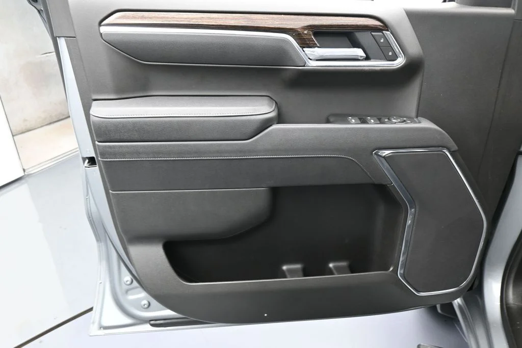 Used 2025 Sterling Metallic GMC Elevation image 13