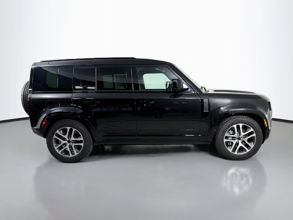 New 2026 Santorini Black Land Rover X-Dynamic SE image 4