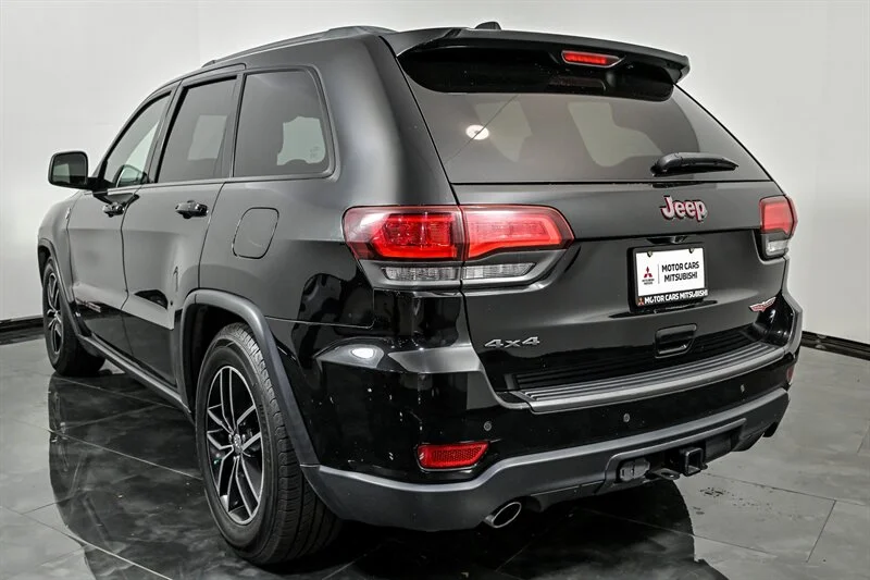 Used 2018 Diamond Black Crystal Pearl Coat Jeep Trailhawk image 7