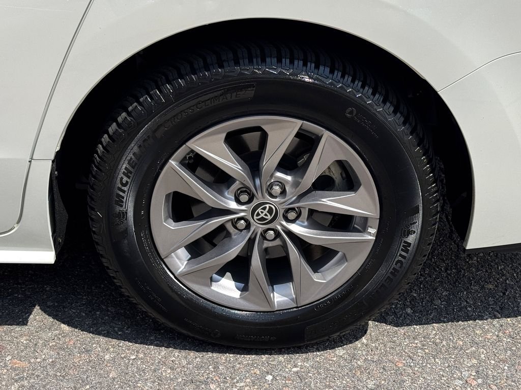 Used 2021 White Toyota XLE image 16
