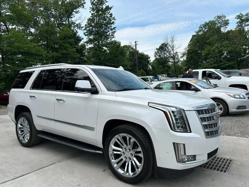 Used 2019 White Cadillac Sport Utility 4D image 16