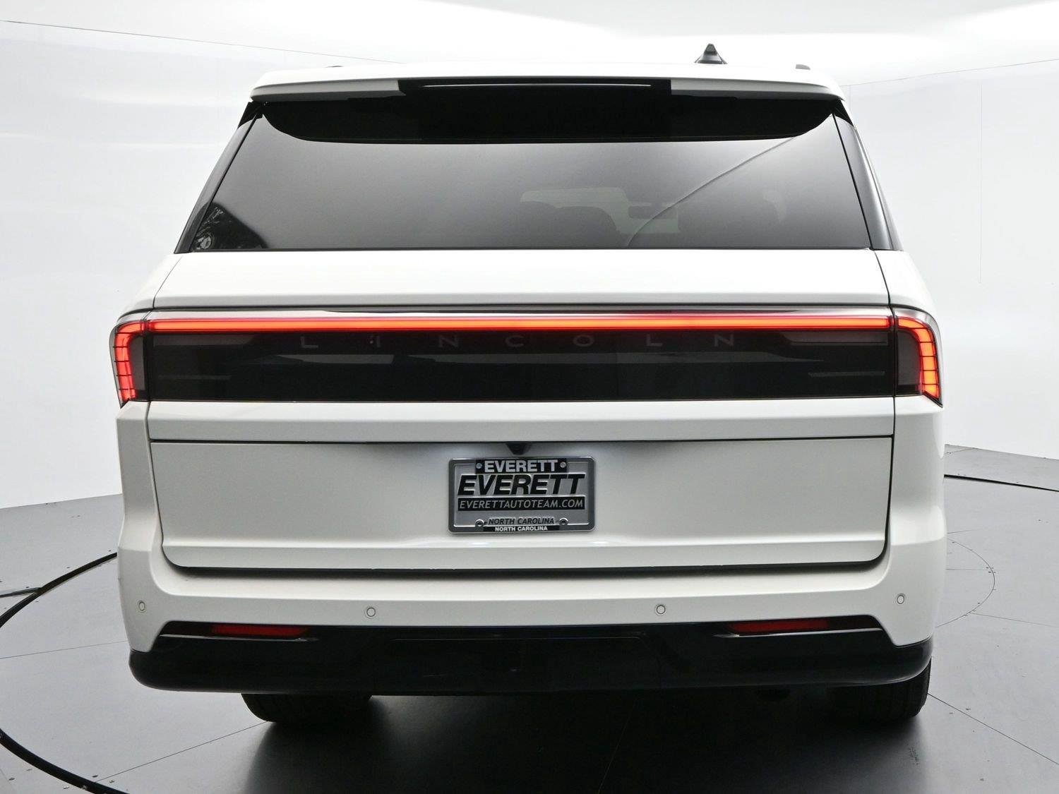 Used 2026 Pristine White Metallic Tri-coat Lincoln Reserve image 6