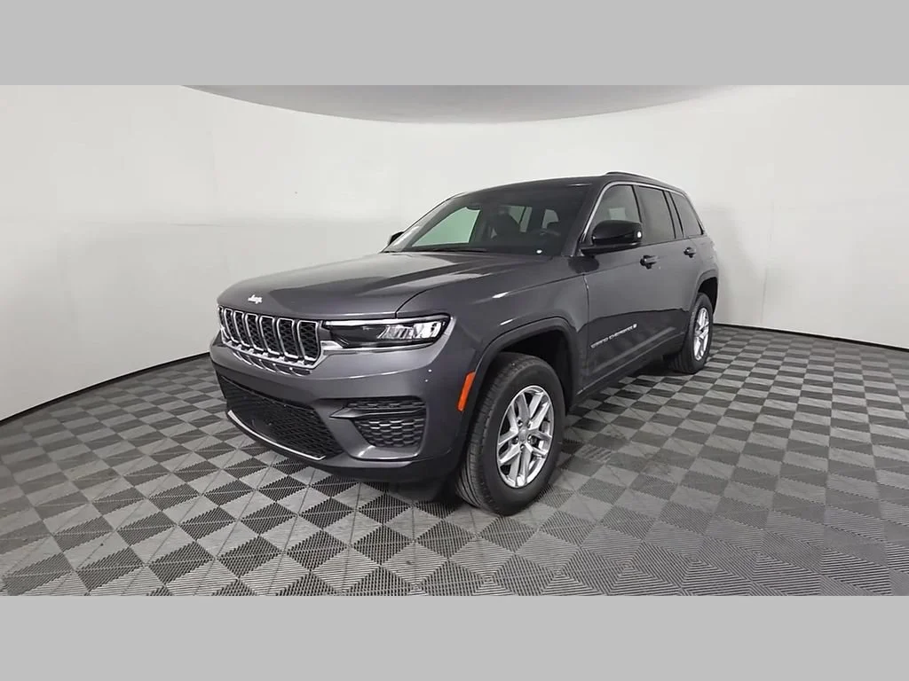 New 2026 Baltic Gray Metallic Clear-Coat Exterior Paint Jeep Laredo image 42