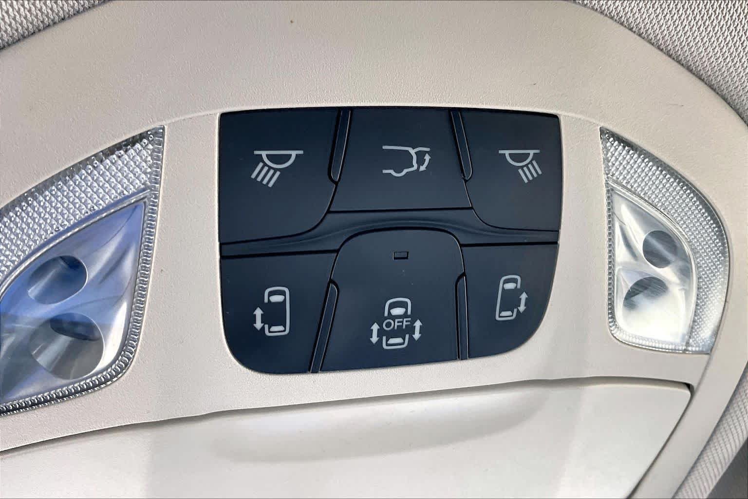 Used 2018 Velvet Red Pearlcoat Chrysler Touring L image 31