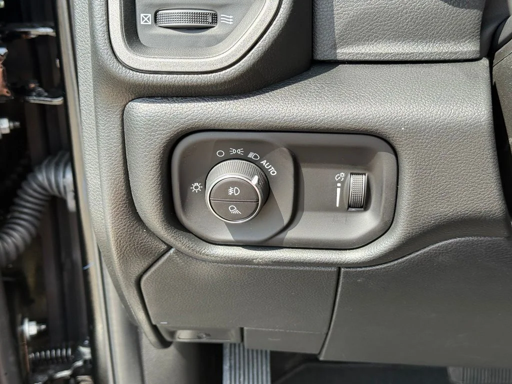 New 2027 Diamond Black Crystal Pearl-Coat Exterior Paint RAM Black Express image 19