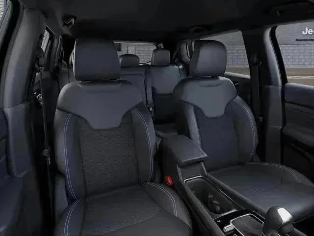 New 2026 Diamond Black Crystal Pearlcoat Jeep Latitude image 9