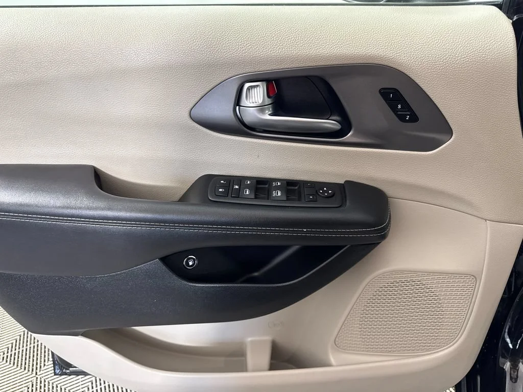 Used 2023 Black Chrysler Touring L image 19
