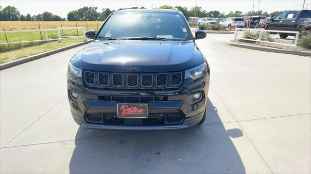 New 2026 Diamond Black Crystal Pearl-Coat Exterior Paint Jeep Latitude image 3