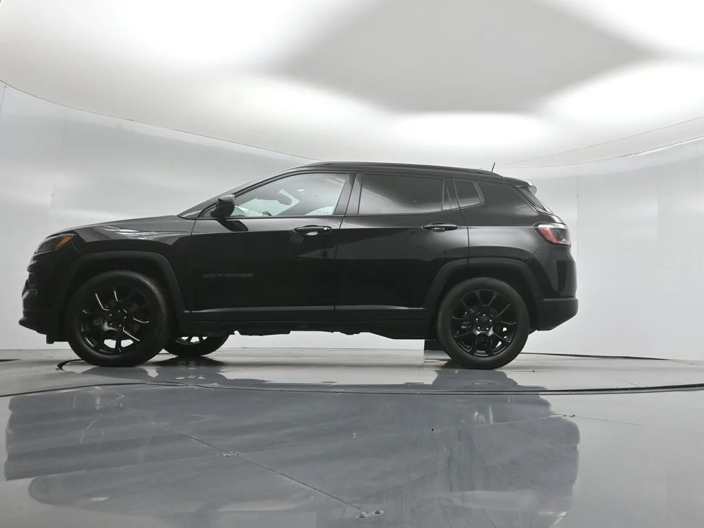 Used 2022 Black Jeep Altitude image 7