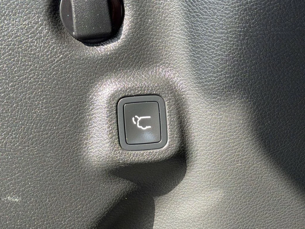 Used 2022 Black Jeep Latitude image 12
