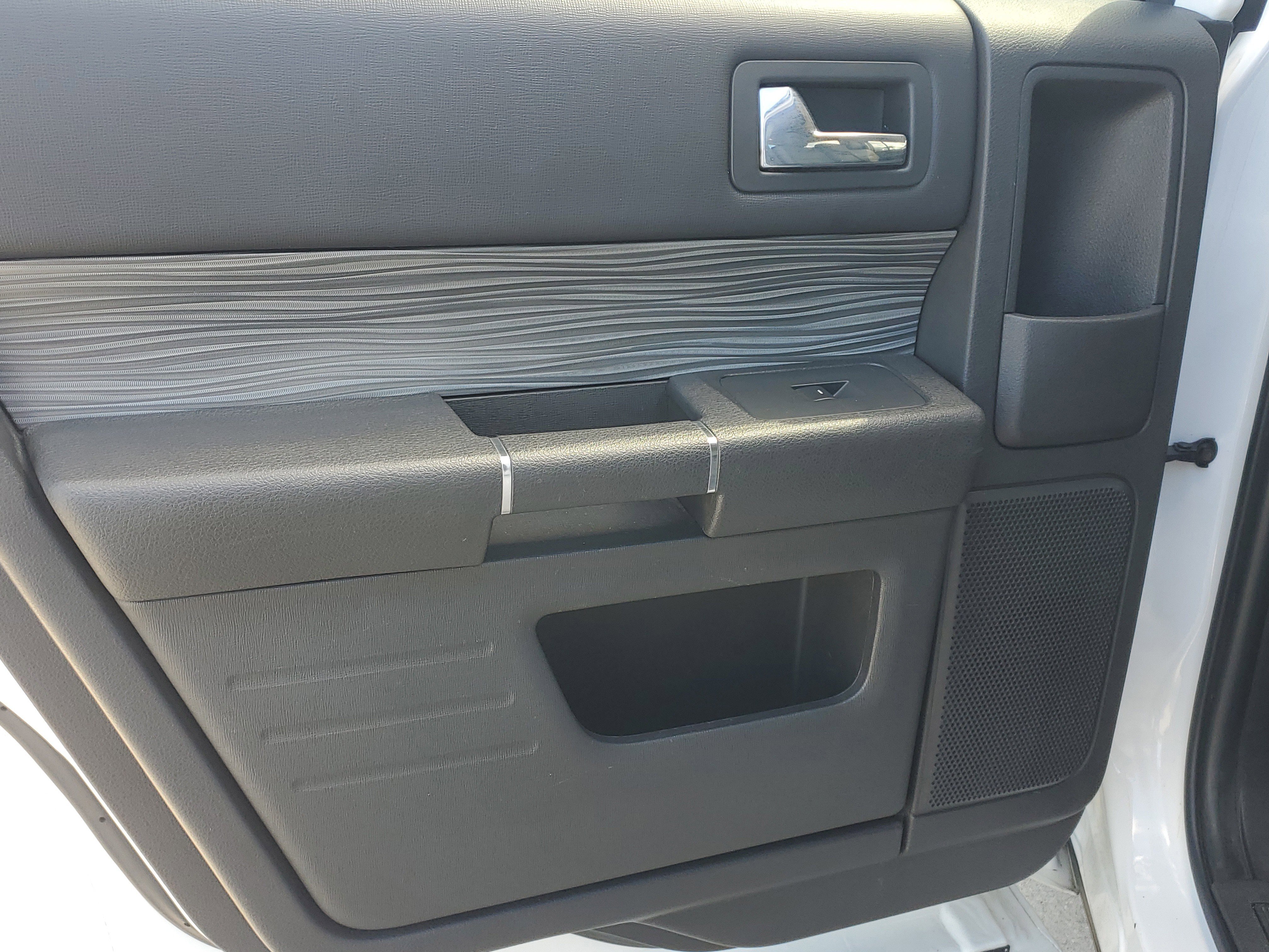 Used 2019 Oxford White Ford SEL image 13