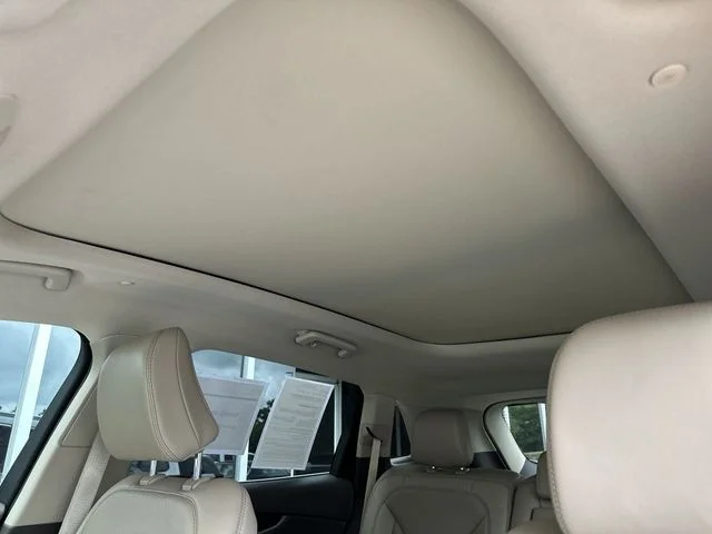 Used 2023 White Lincoln Reserve image 22