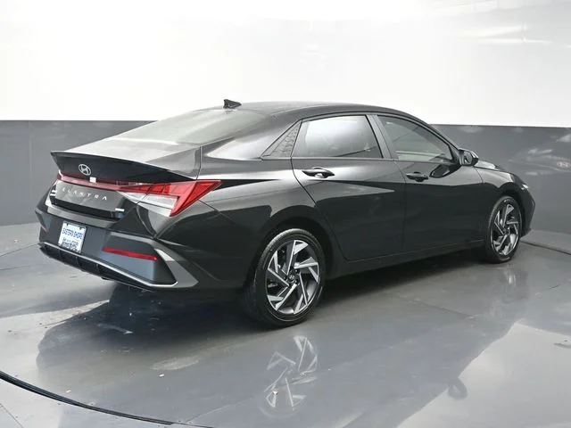 Used 2025 Black Hyundai SEL Sport image 7
