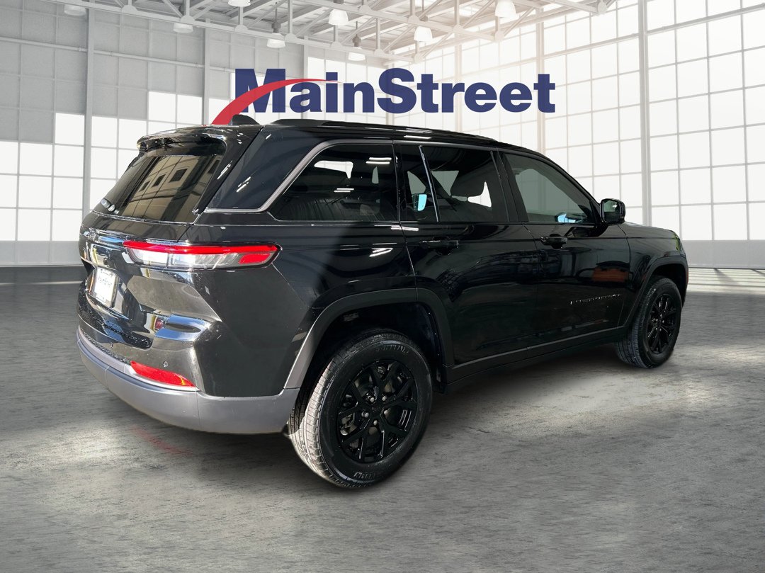 New 2026 Diamond Black Crystal Pearl-Coat Exterior Paint Jeep Altitude image 5