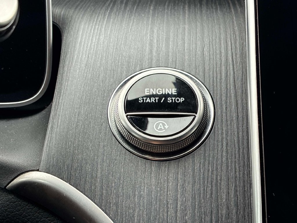 Used 2025  Mercedes-Benz GLC 300 image 29