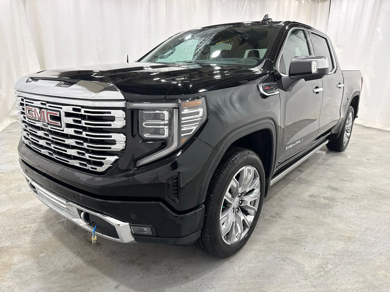 Used 2025 Onyx Black GMC Denali image 1