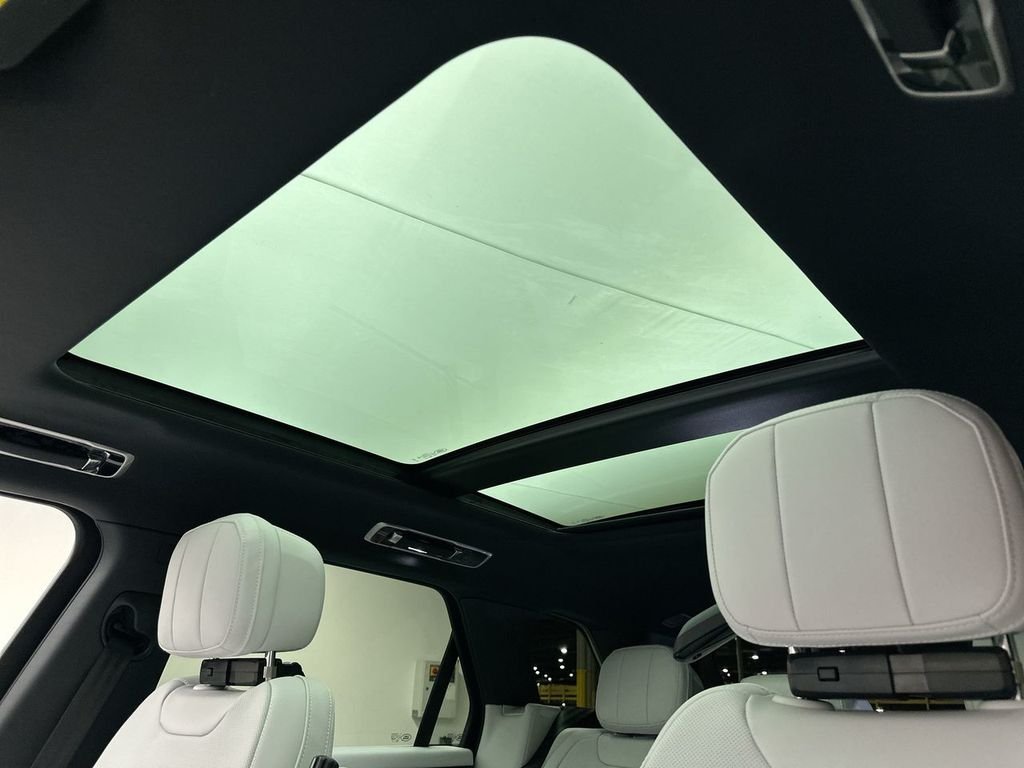 New 2026 Borasco Grey LAND ROVER SE image 19