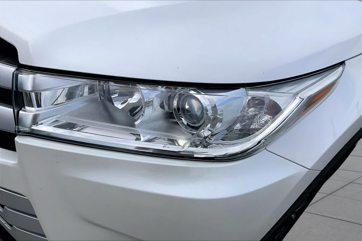 Used 2019 Blizzard Pearl Toyota LE image 27