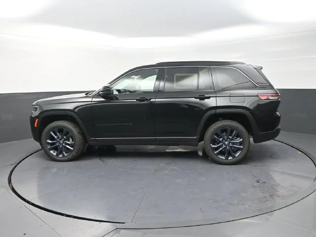 New 2026 Diamond Black Crystal Pearl-Coat Exterior Paint Jeep  image 5
