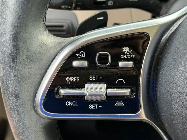 Used 2020  Mercedes-Benz GLC 300 image 30