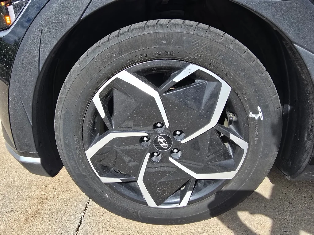 Used 2023 Abyss Black Hyundai SE image 10
