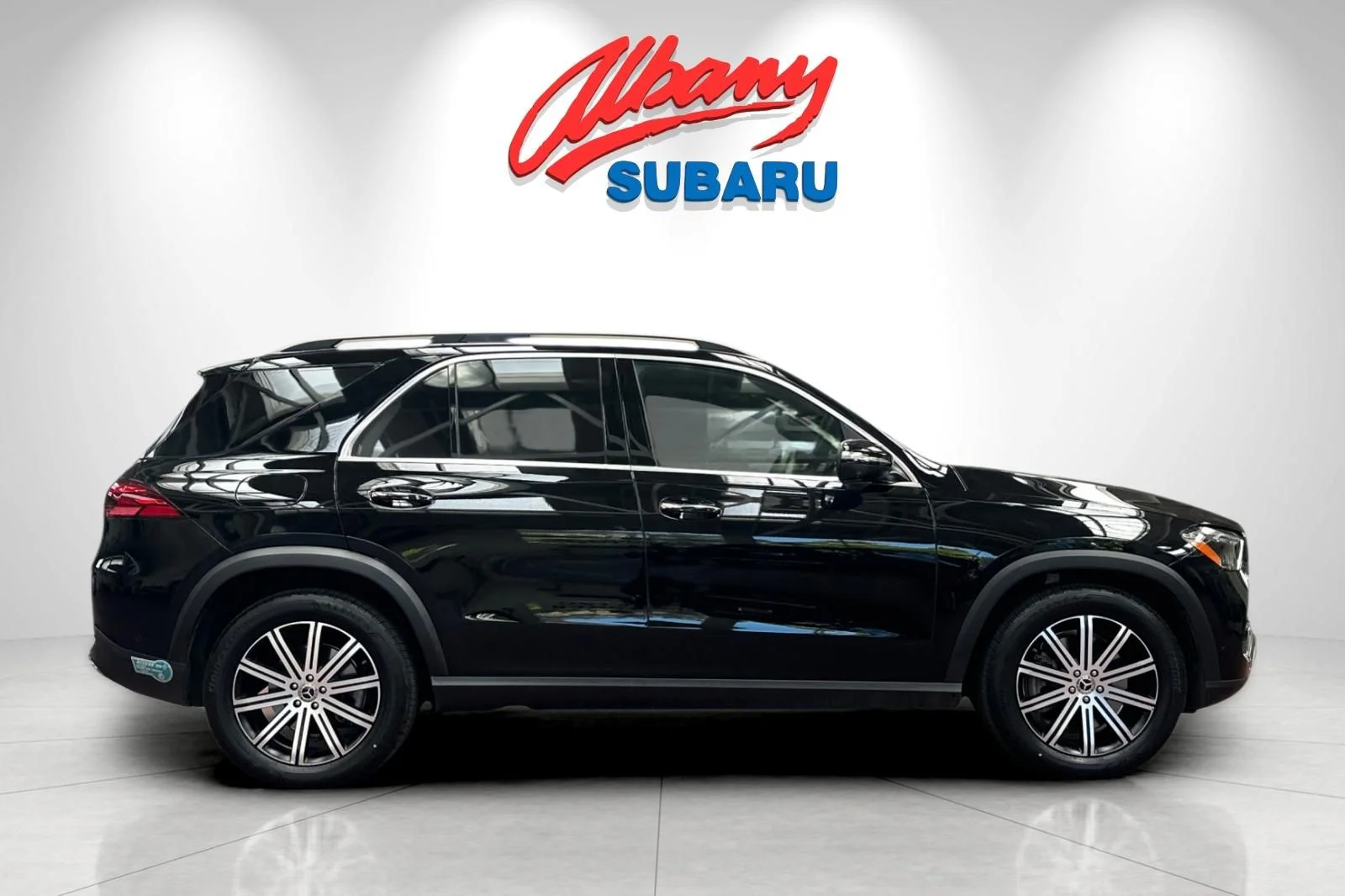 Used 2025 Black Mercedes-Benz GLE 450e image 3
