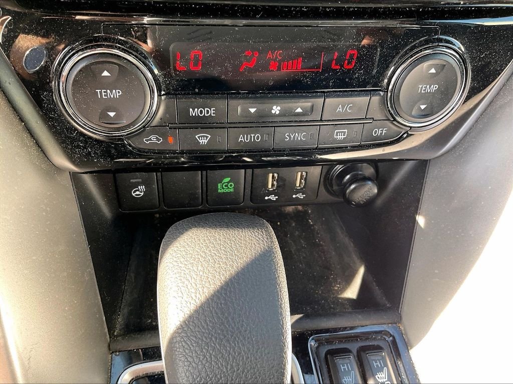 Used 2025 White Mitsubishi SE image 26
