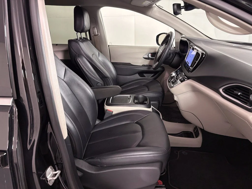 Used 2024 Black Chrysler Touring L image 43