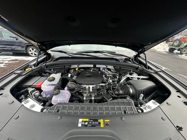 New 2026 Diamond Black Crystal Pearl-Coat Exterior Paint Jeep Altitude image 14