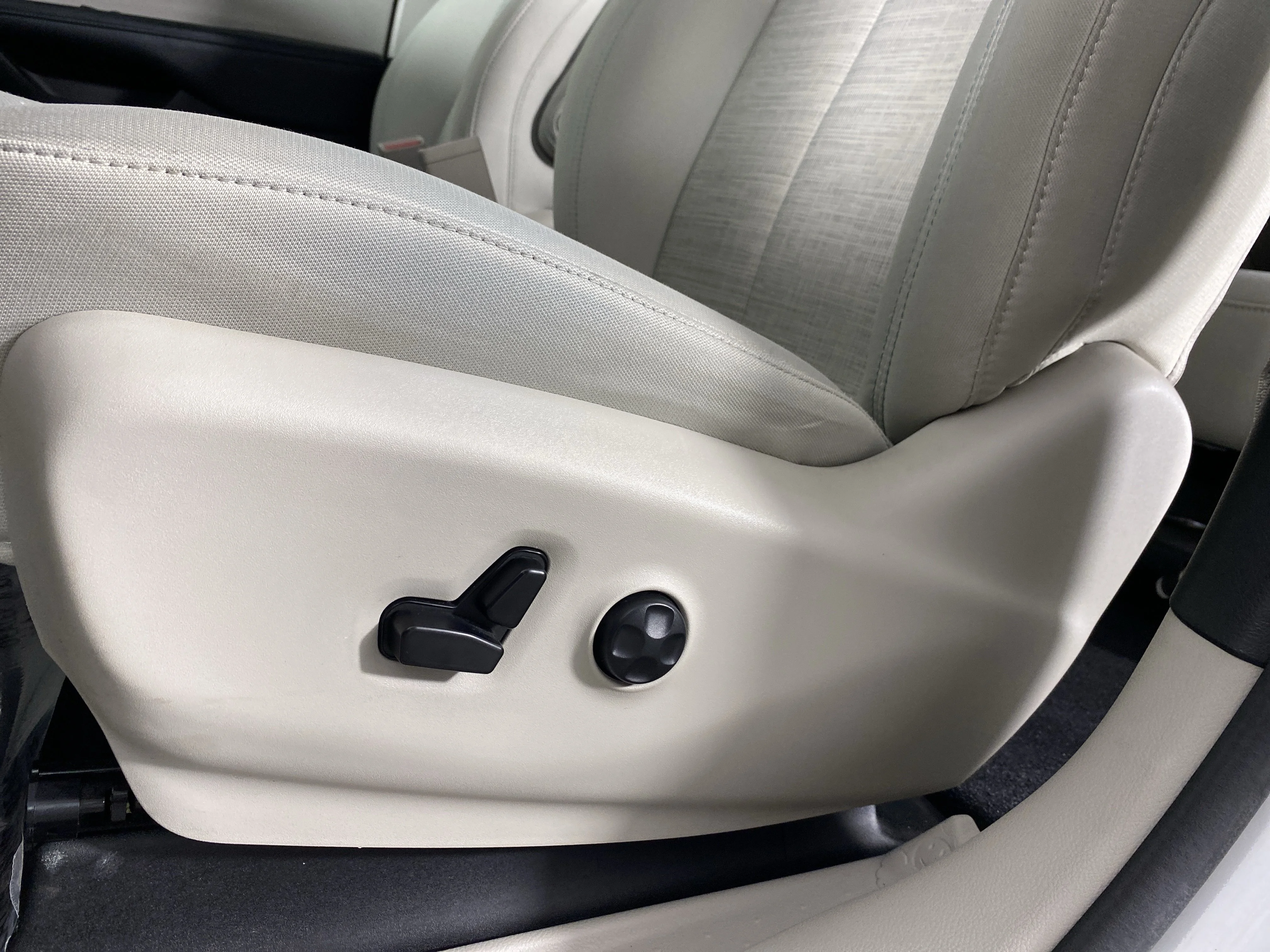 Used 2018 Bright White Clearcoat Chrysler Hybrid Touring Plus image 16