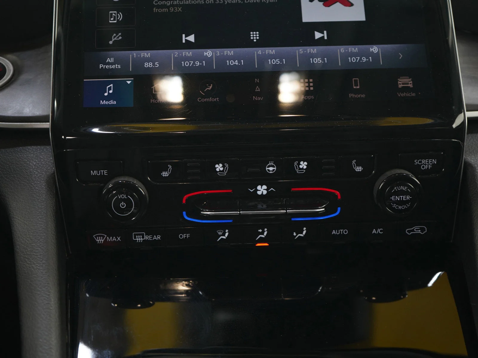 Used 2023 Diamond Black Crystal Pearlcoat Jeep Limited image 19