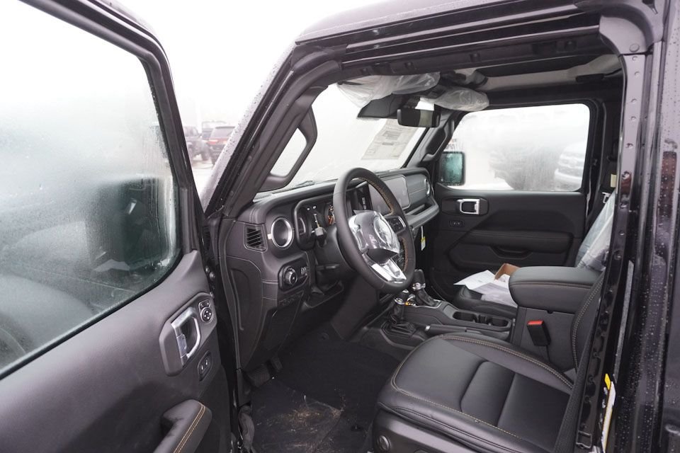 New 2025 Black Clear-Coat Exterior Paint Jeep Sahara image 10